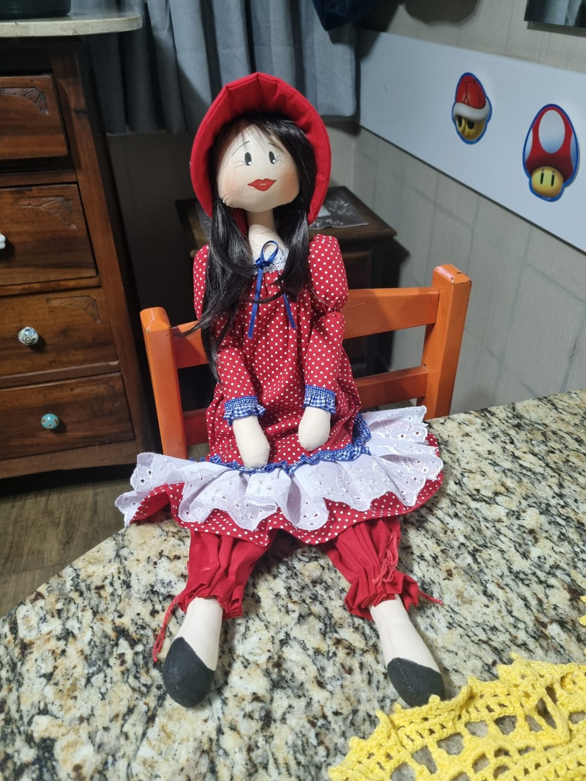 Boneca artesanal de pano com vestido e chapéu vermelho de poá