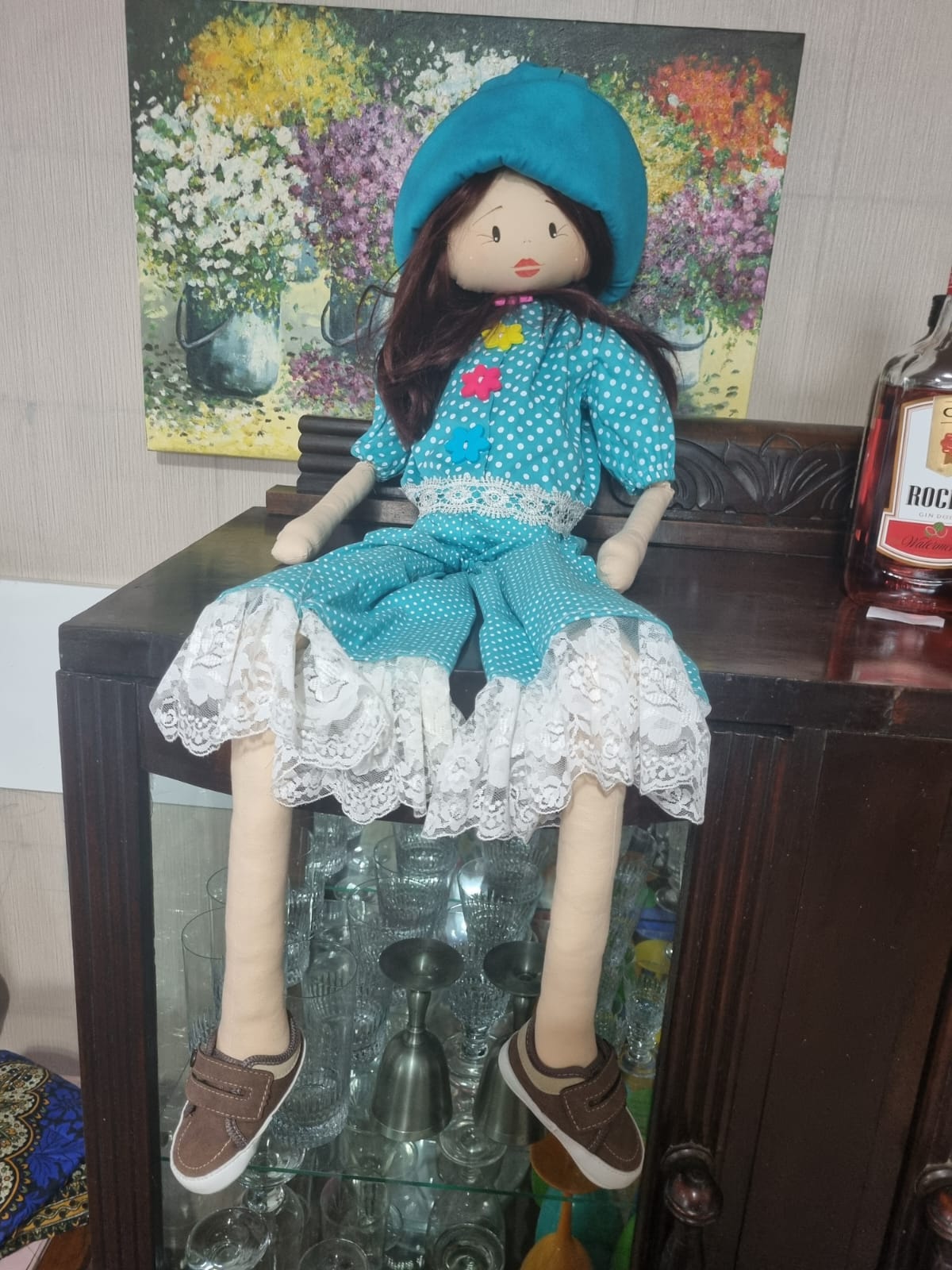 Boneca Tilda artesanal com vestido azul de poá e chapéu azul