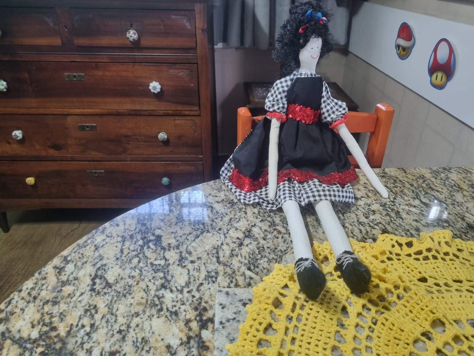 Boneca Tilda artesanal com vestido xadrez preto e pernas compridas