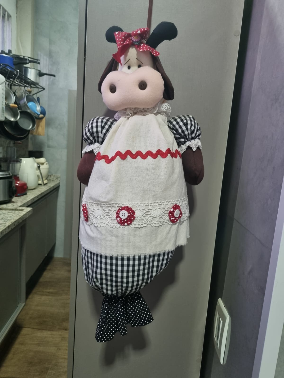 Boneca artesanal vaca com avental branco bordado para decoração