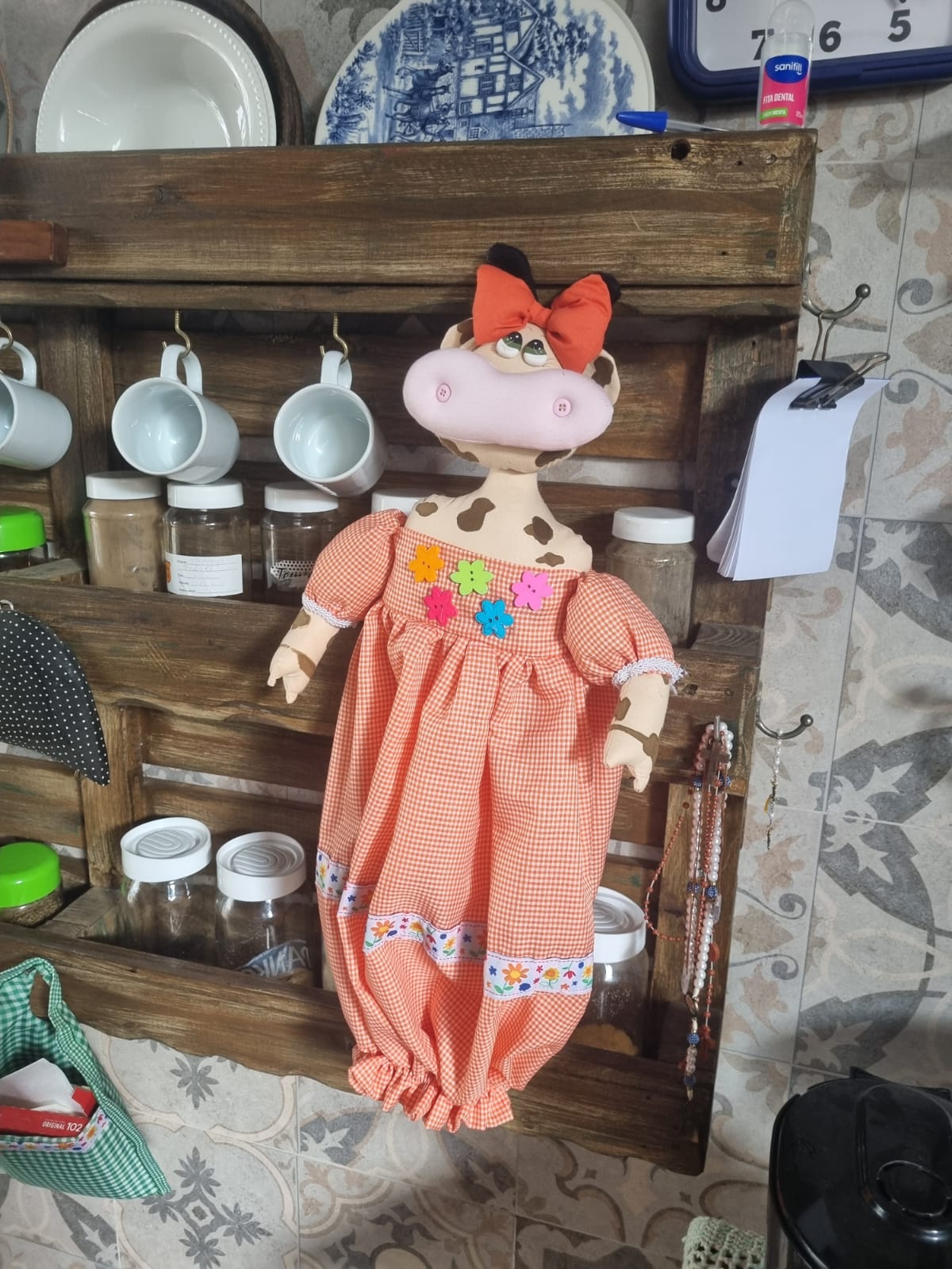 Boneca artesanal vaca com vestido laranja e flores coloridas