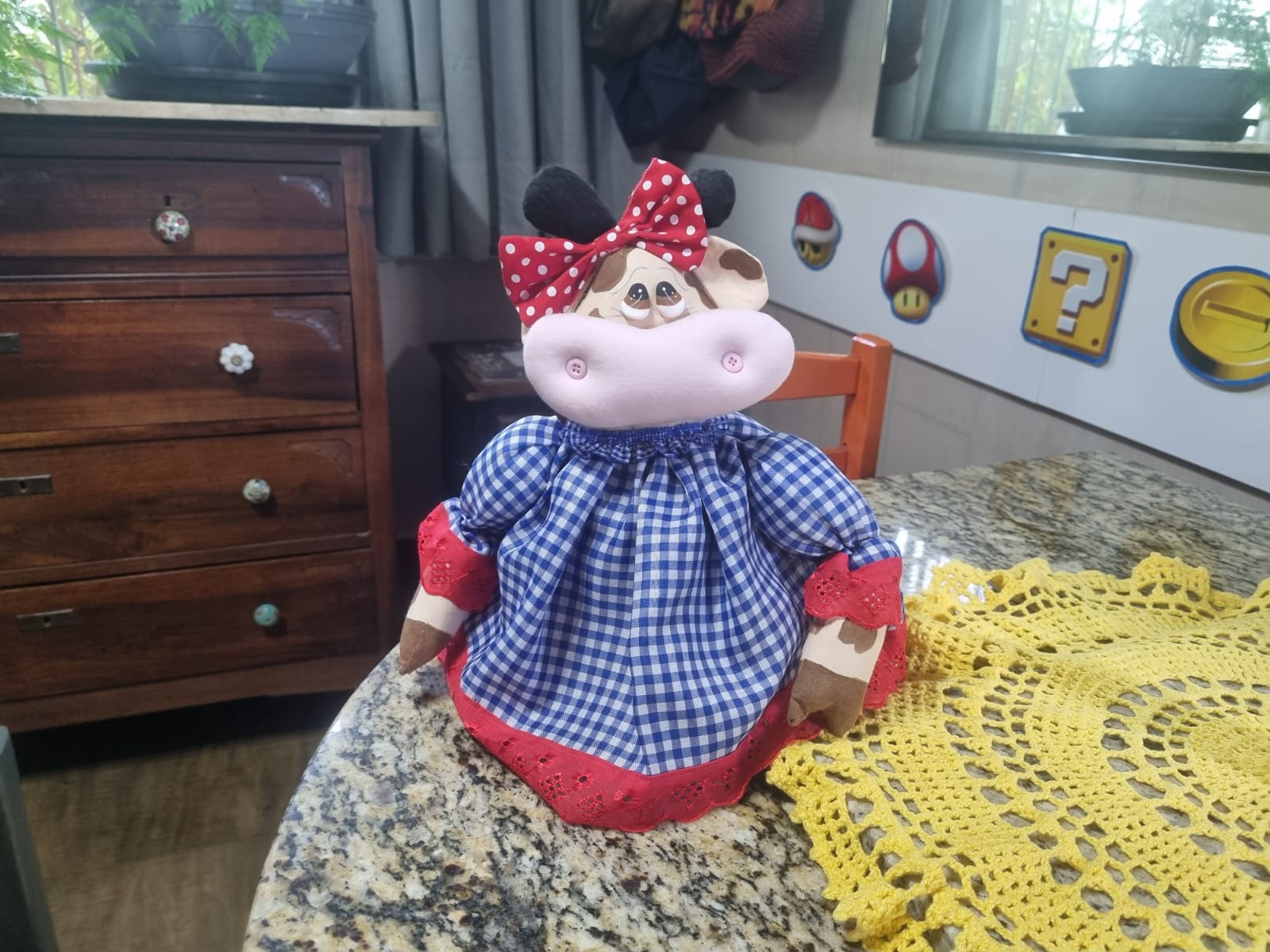 Boneca artesanal vaca com vestido xadrez azul e renda vermelha