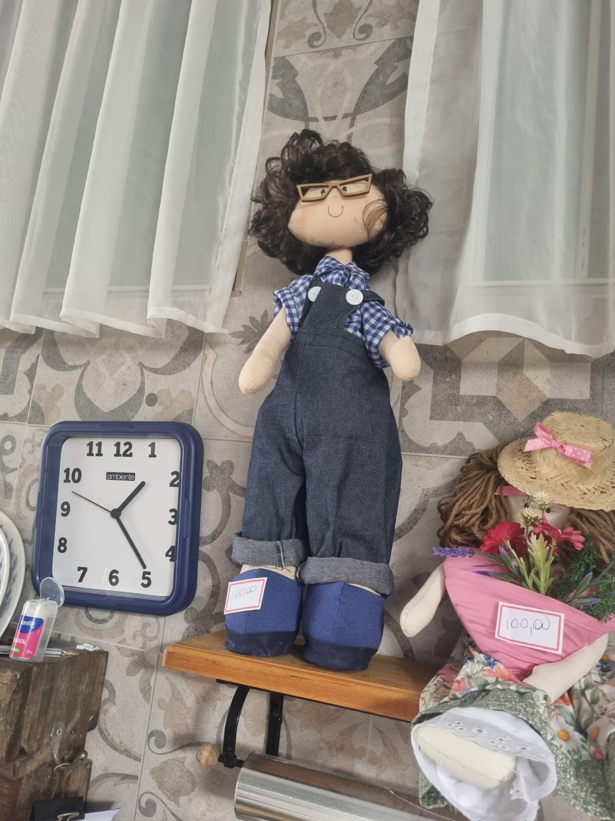 Boneco artesanal de pano masculino com óculos e macação jeans
